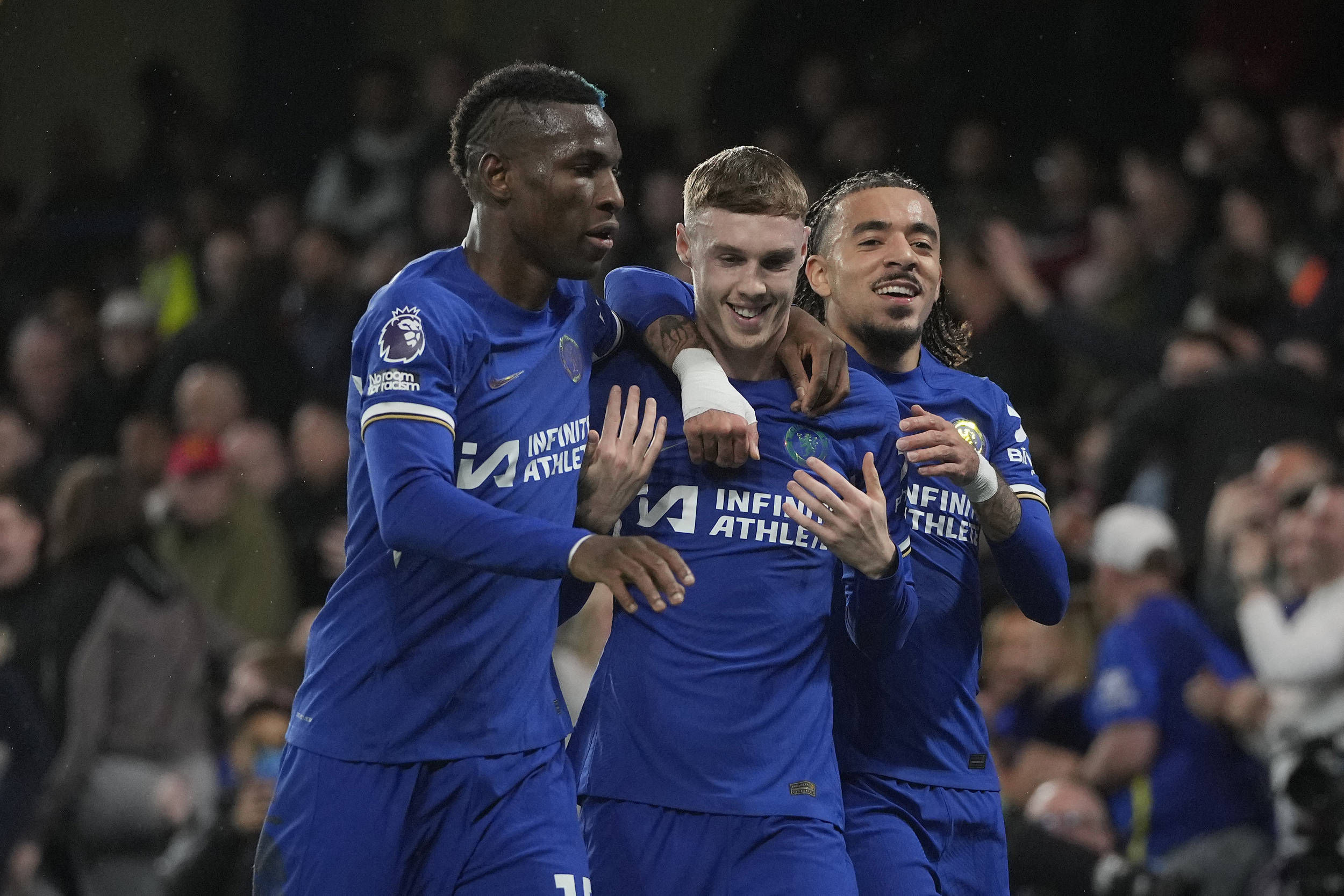 半岛体育-纳达尔关键时刻救险，曼联力保胜局拿下系列赛